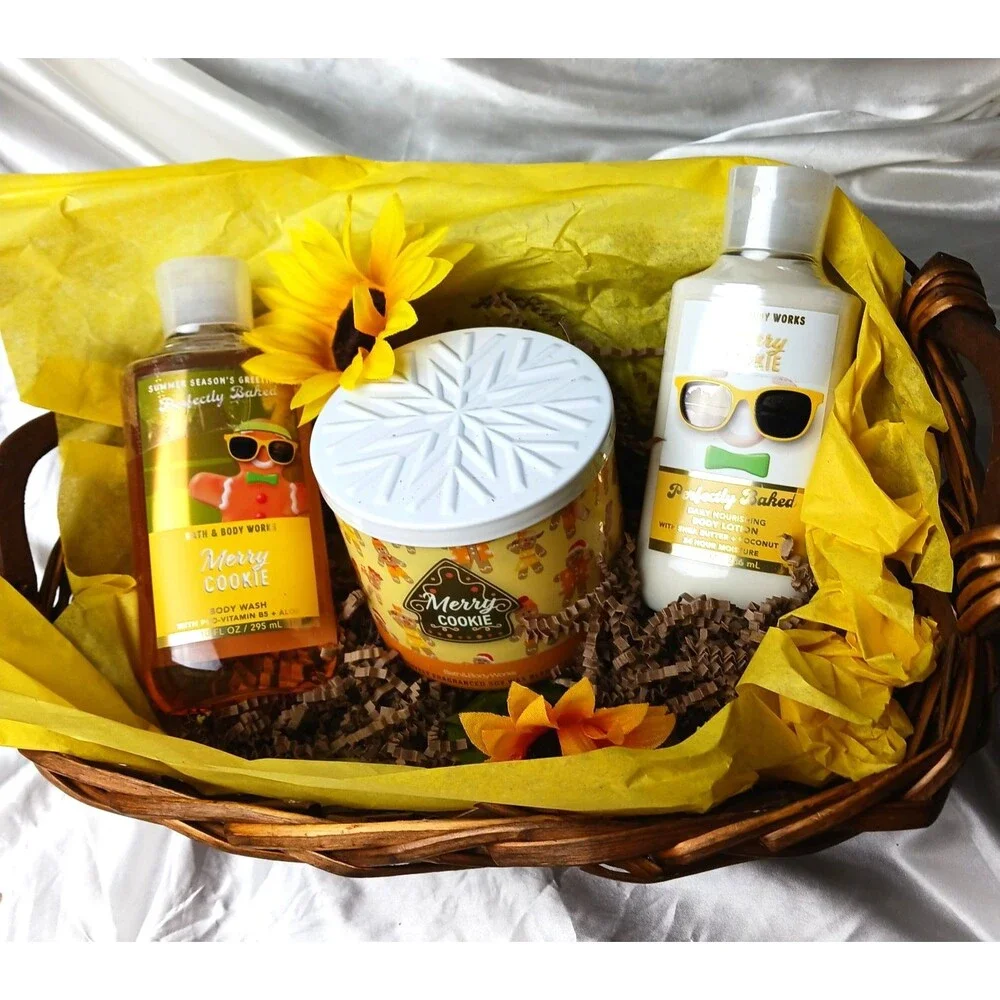 Bath & Body Works 3 Wick Candle MERRY COOKIE Gift Set -body wash, lotion, candle